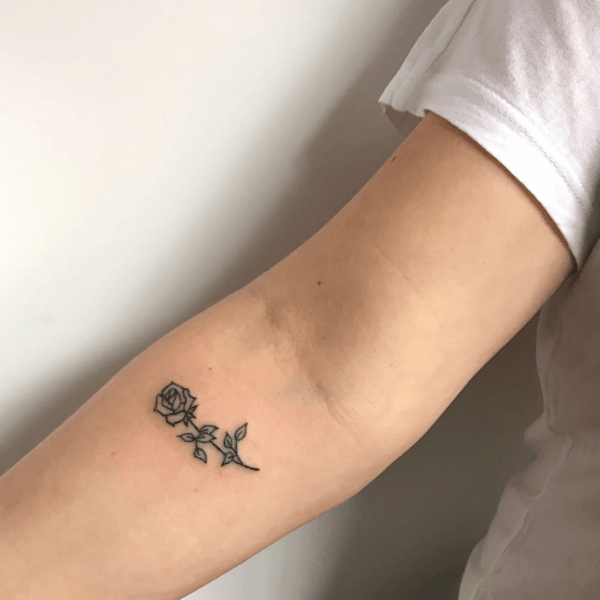 Featured image of post Imagem De Tatuagem Feminina Pequena : As tatuagens pequenas são perfeitas para uma primeira tattoo.