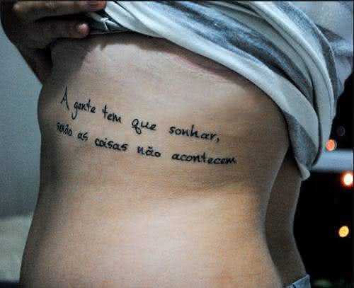 tatuagem-em-portugues-na-costela-feminina
