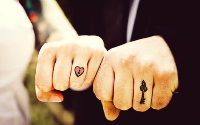 tatuagem nos dedos par casal