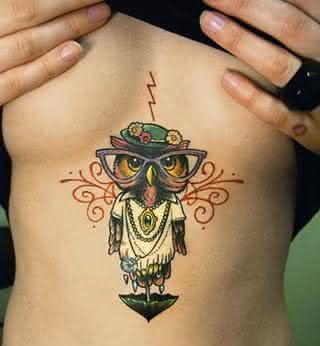 tattoo-de-coruja-feminina-barriga