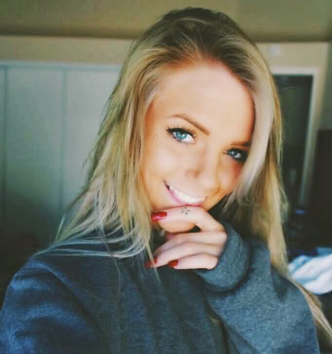 garota-tumblr-guria-menina-linda-loira-olhos-azuis-selfie-iluminação-sorriso-espontaneo
